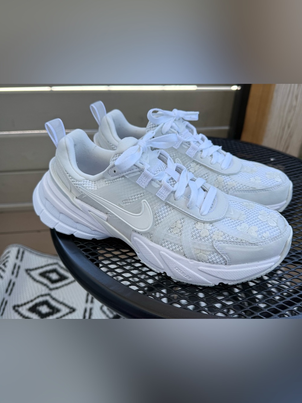 Nike V2K Run Women’s White Floral Lace Sneakers Size 8.5